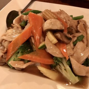 Malai Thai Restaurant - Lad Nar (flat rice noodles with chicken and veggies in brown sauce) - Thai Near Me - Randolph, Massachusetts