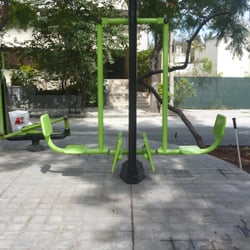Parque lineal Pablo Neruda - A lo largo de todo el parque existen diversas secciones con máquinas para ejercitarse