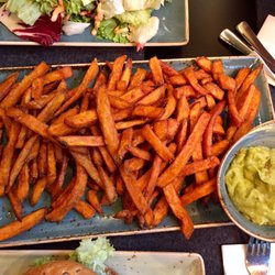 Hans im Glück - Ein Pfund Süßkartoffel-Pommes für 7,90€. Reicht locker für drei Personen.