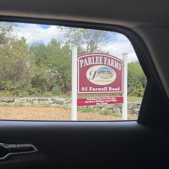 Parlee Farms - entrance/exit sign - Farmers Market Near Me - Tyngsboro, Massachusetts