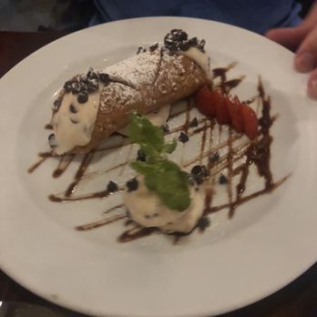 Il Violino - Chocolate chip cannoli - Italian Near Me - New York, New York