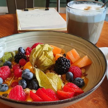 nous Hamburg - Granola Quark Bowl mit Früchten + Milchkaffee - Juice Bars & Smoothies Near Me - Hamburg, HH