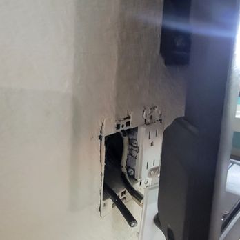 Vagabond Inn - Buttonwillow North I-5 - Wall plate missing - Hotels Near Me - Buttonwillow, California Vagabond Inn - Buttonwillow North I-5 - Wall plate missing - Hotels Near Me - Buttonwillow, California