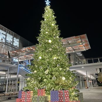 City Center Bishop Ranch - Christmas tree - Shopping Centers Near Me - San Ramon, California