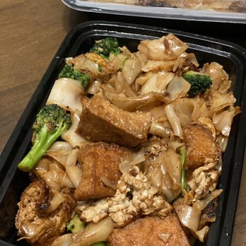 Sunset Thai Cuisine - Tofu pad see ew - delicious!! - Thai Near Me - Los Angeles, California