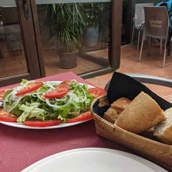 Casa Anton - Ensalada y pan - Restaurants Near Me - Ribadesella, O