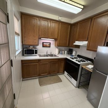 Harbor House Inn - Stocked kitchen. - Hotels Near Me - Santa Barbara, California Harbor House Inn - Stocked kitchen. - Hotels Near Me - Santa Barbara, California