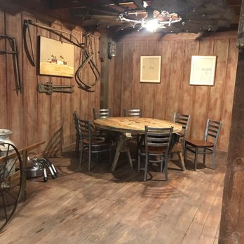 Dan and Debbie's Creamery - Seating area - Ice Cream & Frozen Yogurt Near Me - Ely, Iowa