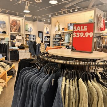 American Eagle & Aerie Outlet - Outlet Stores Near Me - Central Valley, New York