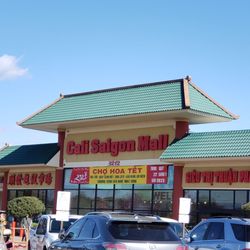 Cali Saigon Mall - Checking out a different culture.