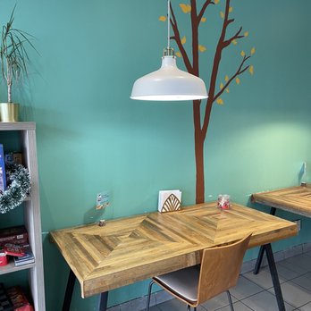 Lazy Bugs Bubble Tea Shop - Dining table - Tea Rooms Near Me - St Catharines, Ontario
