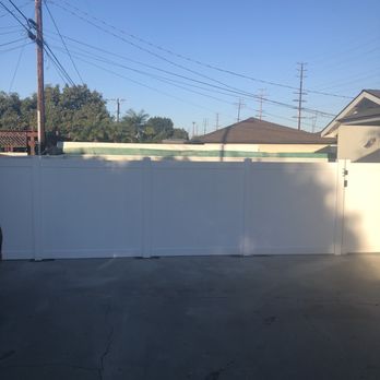 Nicks Vinyl Fence - From driveway side - Fences & Gates Near Me - Montebello, California Nicks Vinyl Fence - From driveway side - Fences & Gates Near Me - Montebello, California