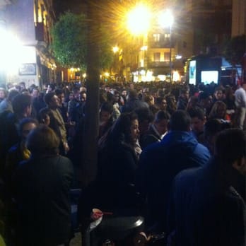La Grande - Así está la puerta de la capilla de la Estrella una hora antes de que llegue San Gonzalo - Tapas Bars Near Me - Seville, SE