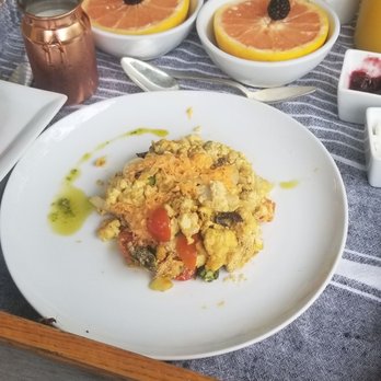 Park Lane Guest House - Fresh omelet from the chickens on site & a tofu scramble with almond cheese, both with fresh veggies. Oh and grapefruit from their tree! - Bed & Breakfast Near Me - Austin, Texas