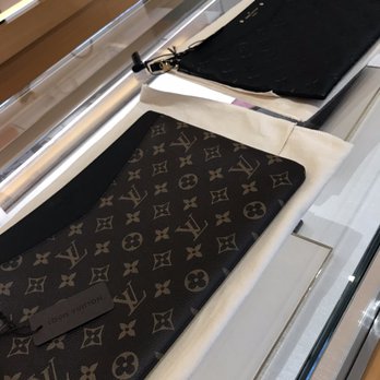 Louis Vuitton - I can't decide which daily pouch I want. First world problems. Both in noir. - Luggage Near Me - Paris, 75 Louis Vuitton - I can't decide which daily pouch I want. First world problems. Both in noir. - Luggage Near Me - Paris, 75