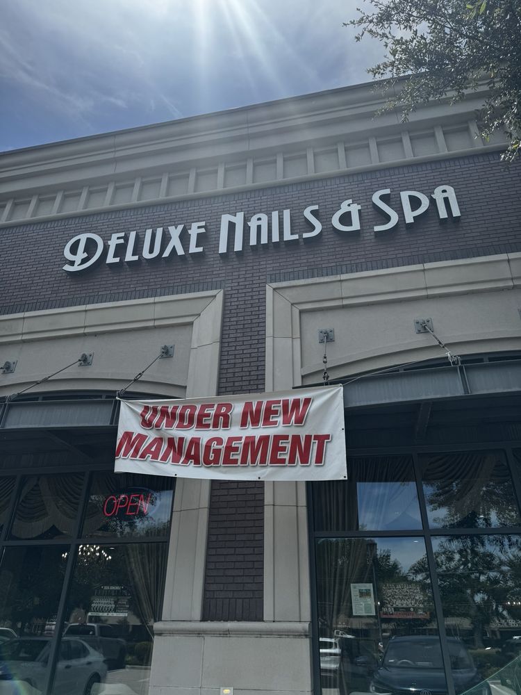 Deluxe Nails & Spa Logo