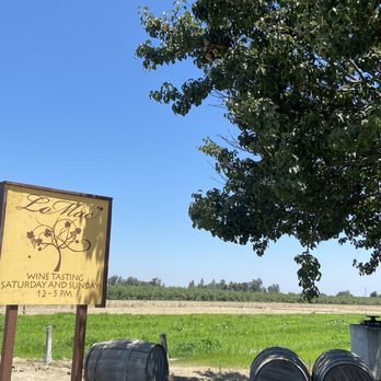 LoMac Winery - a large oak tree and barrels - Wineries Near Me - Fresno, California LoMac Winery - a large oak tree and barrels - Wineries Near Me - Fresno, California