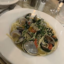 Linguini with Clams, Spinach and Garlic Dinner Linguini with Clams, Spinach and Garlic Dinner