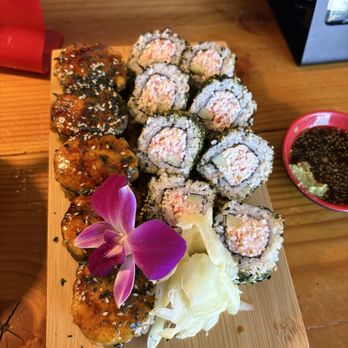 iEight - Half Crème brûlée roll, half furikake roll - Japanese Near Me - Culver City, California iEight - Half Crème brûlée roll, half furikake roll - Japanese Near Me - Culver City, California