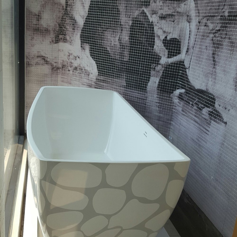 Altmans - Show piece tub - Kitchen & Bath Near Me - Beverly Hills, California Altmans - Show piece tub - Kitchen & Bath Near Me - Beverly Hills, California