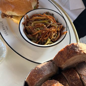 Delaville - Chicken burger with vegetables *featuring the stale bread - French Near Me - Paris, 75 Delaville - Chicken burger with vegetables *featuring the stale bread - French Near Me - Paris, 75