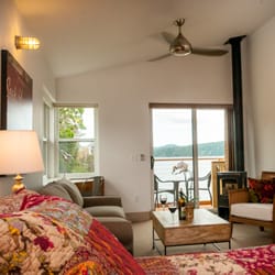 Seastar Lodging - Queen or king bed + pull-out couch.