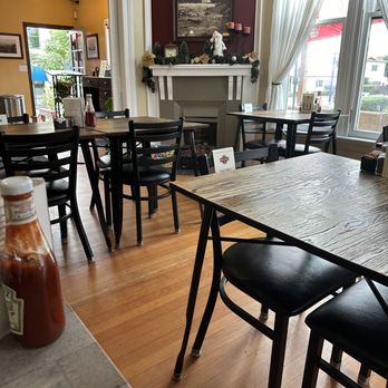 Jennings House Eatery - tables and chairs in a restaurant - Breakfast & Brunch Near Me - San Diego, California