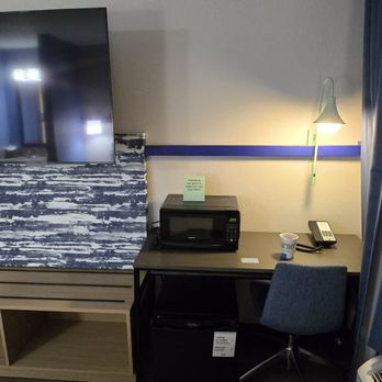 Garner Hotel - TV and desk - Hotels Near Me - Albuquerque, New Mexico Garner Hotel - TV and desk - Hotels Near Me - Albuquerque, New Mexico