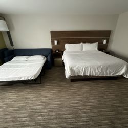 Holiday Inn Express & Suites Salem North - Keizer - King size bed with pull out couch