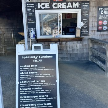 Captain Scott's Lobster Dock - Ice cream specialty sundaes - Seafood Near Me - New London, Connecticut