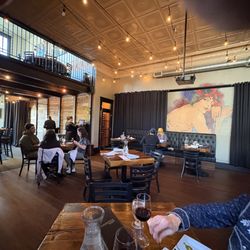Blackstock Bistro - Airy and comfortable, the noise level is low, the comfort level is nice, the decor is old and worn in, very family friendly.