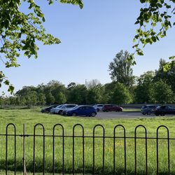 Chadwick Guesthouse - Park mit Parkplatz gegenüber der Tür - aber laut Besitzer wohl unsicher