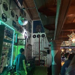 Dean Martini's Little House of Blues - Great late night bar for music and drinks