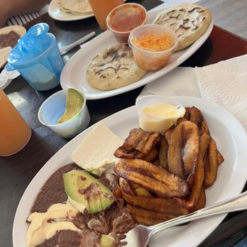 El Mariachi Hondureño - plantains, beans, avocado, cheese, sour cream - Mexican Near Me - Foley, Alabama
