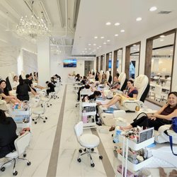 Executive Nails & Spa West University