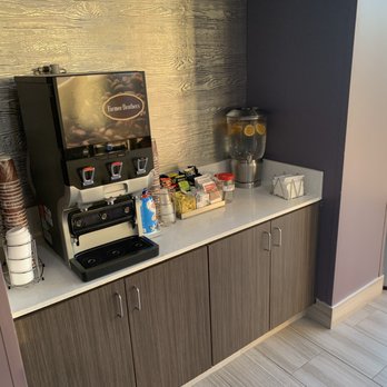 La Quinta by Wyndham Kanab - Coffee station. Individually wrapped cup is a HUGE WASTE of plastic... - Hotels Near Me - Kanab, Utah