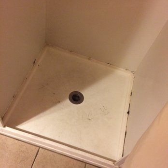 Westview Centre Motel - Mold and dirt in shower at west view centre motel Powell River bc - Hotels Near Me - Powell River, British Columbia
