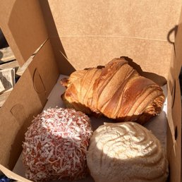 Croissant, ojo, vanilla concha Croissant, ojo, vanilla concha