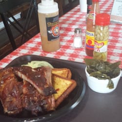 Tommy's Smokehouse - Rib's platter with onion, pickles, buttered toast and a side of collard greens