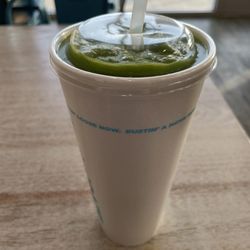 Detox Island Green - spinach, kale, mango, banana and ginger. Just 180 kcal.