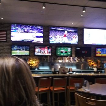 Buffalo Wild Wings - American Near Me - Mount Clemens, Michigan