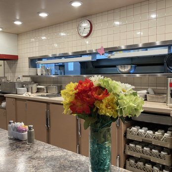 4B's Restaurant - a kitchen with flowers in a vase - American Near Me - Billings, Montana 4B's Restaurant - a kitchen with flowers in a vase - American Near Me - Billings, Montana