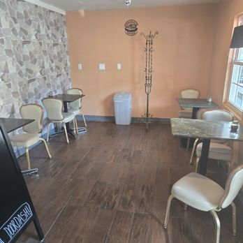 Apizza Heaven - Interior seating - Pizza Near Me - Middletown, Connecticut