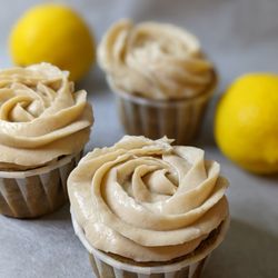 Una's Cupcakes - Vegan lemon cupcake filled with a homemade lemon curd, topped with a lemon vanilla frosting
