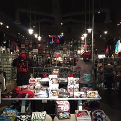 Hot Topic - Very cool store
