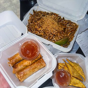 Aki Sushi & Thai - Spring rolls, Crab Rangoon, Pad Thai - Sushi Bars Near Me - Canton, Michigan