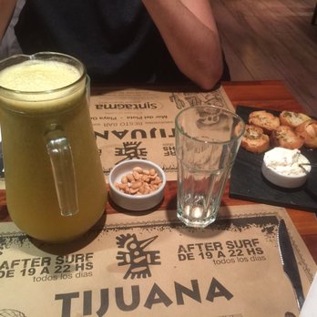 Tijuana - Limonada de maracuya, con pancitos con queso crema ciboulette y panceta - Mexican Near Me - Munro, C