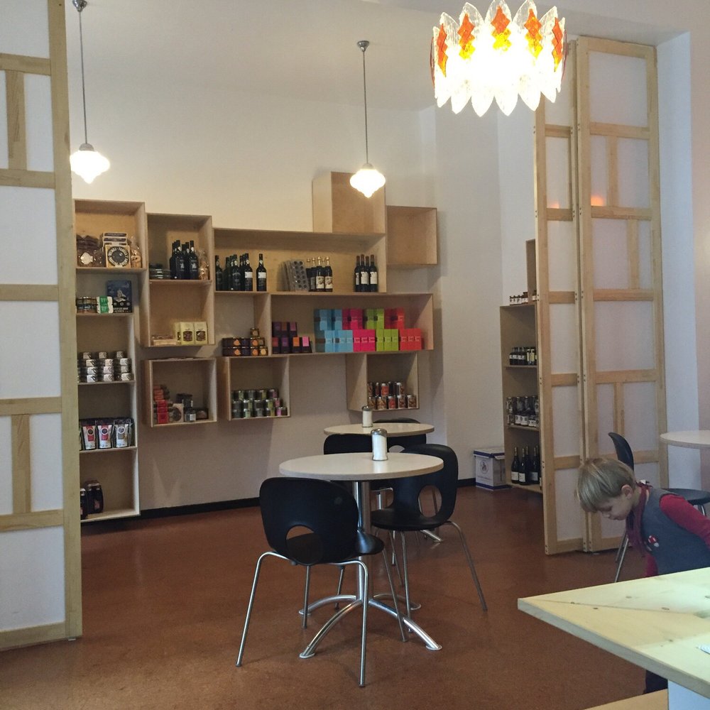 Mercearia - View of the grocery with Portuguese wines, sweets, cooking kits, fish, olive oil, gift items & even seaweed of various types. - Cafes Near Me - Berlin, BE