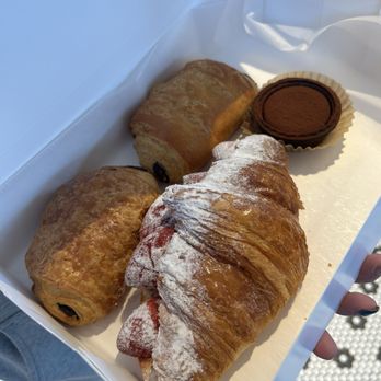 Paris Baguette - Tiramisu Tart, Strawberry Croissant, Pain au Chocolat - Bakeries Near Me - Columbus, Ohio Paris Baguette - Tiramisu Tart, Strawberry Croissant, Pain au Chocolat - Bakeries Near Me - Columbus, Ohio