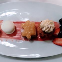 Opéra - Puzzle mit Orangefüllung, Praline mit Pfirsichfüllung, Cupcake mit Cranberry, Limettenmacaron